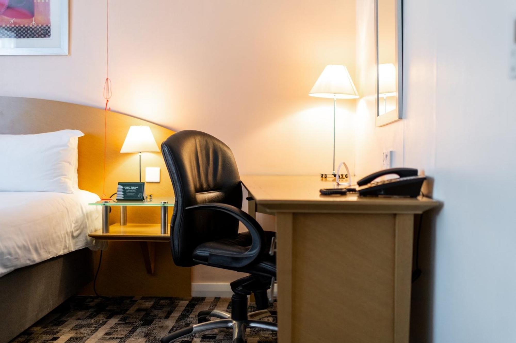 Holiday Inn Ashford - North A20 By Ihg Bagian luar foto