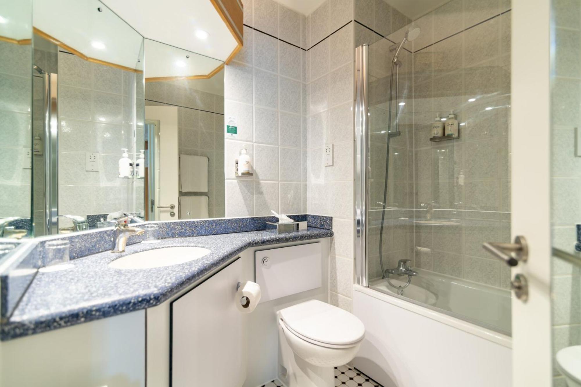 Holiday Inn Ashford - North A20 By Ihg Bagian luar foto